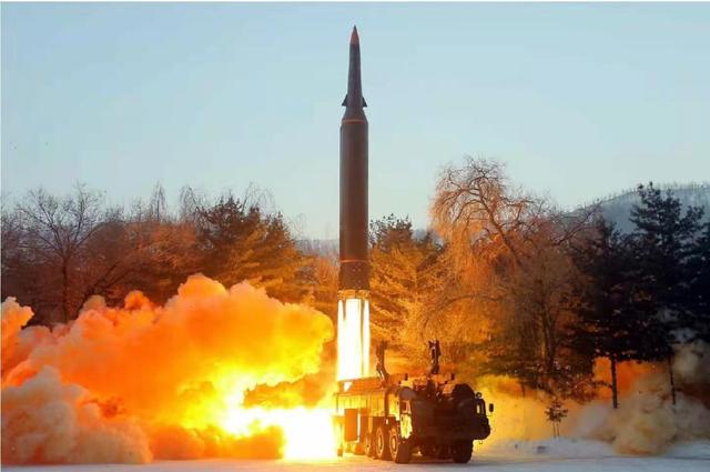 采用液体火箭发动机的朝鲜高超声速导弹，可见弹头与此次试射的中远程固体导弹相似。