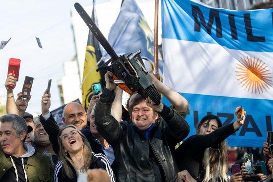 （2023年阿根廷总统大选期间，米莱在竞选集会上举起了一把链锯。）