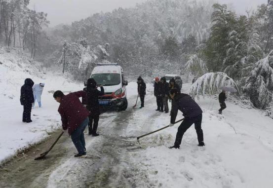 1月22日，香花村村民合力除雪，为张洁开出一条“生命线”。富美甘棠公众号 图