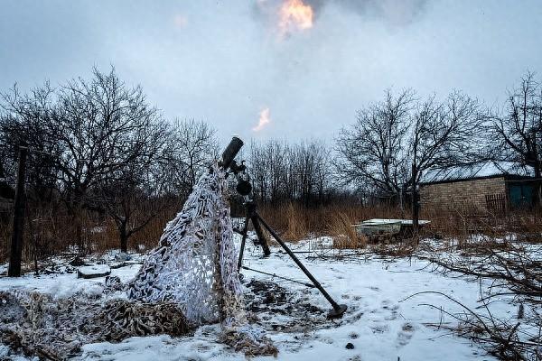 1月26日，顿涅茨克地区，一架乌克兰迫击炮向巴赫穆特方向射击。图片来源：视觉中国