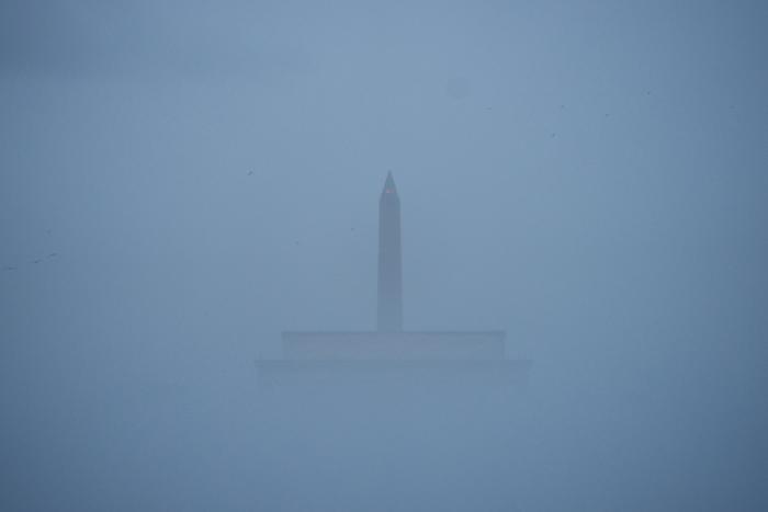 ▲1月25日，在美国华盛顿，华盛顿纪念碑和林肯纪念堂笼罩在浓雾中。图/新华社