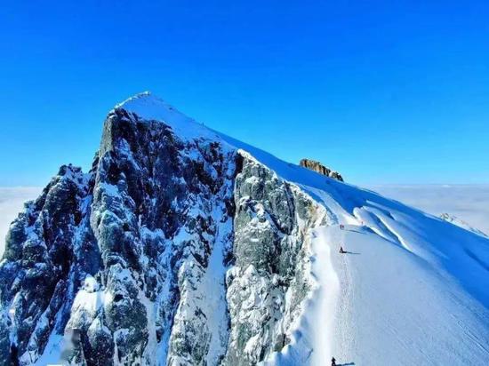 哈巴雪山。据香格里拉融媒体 