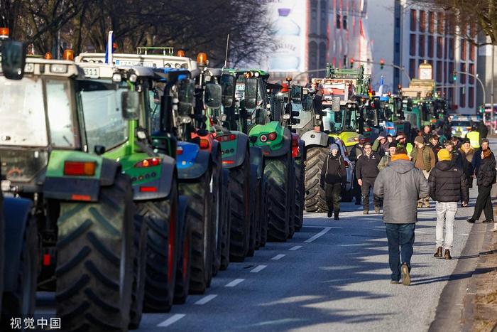 当地时间1月29日，德国汉堡，抗议者驾驶拖拉机堵塞交通 图自视觉中国