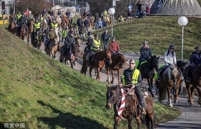 当地时间1月28日，德国巴登-符腾堡州农民骑马参加游行 抗议政府减少对柴油补贴 图自视觉中国