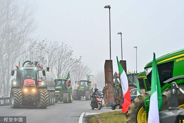 当地时间1月30日，意大利农民在梅利格纳诺高速公路入口附近举行抗议活动 图自视觉中国