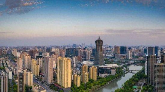2016年至2023年间杭州地区生产总值年均增长6.3%，图为杭州城市风光 图/图虫创意