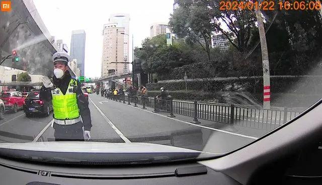 等红灯时刷手机，上海一司机被罚200元扣3分 官方回应