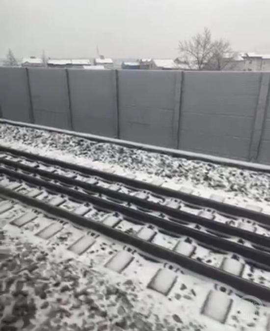 网友发来的视频显示，铁轨上覆盖着白雪。