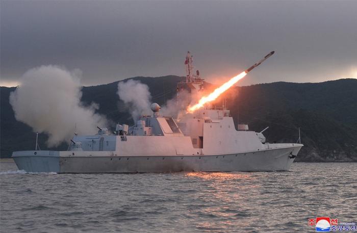 朝鲜新型护卫舰发射战略巡航导弹。