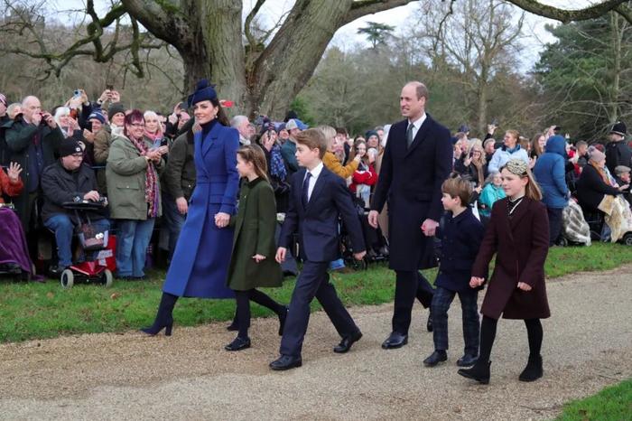 当地时间2023年12月25日，英国英格兰东部，威廉王子、凯特王妃等人抵达圣玛丽抹大拉教堂庆祝圣诞节。图/IC photo