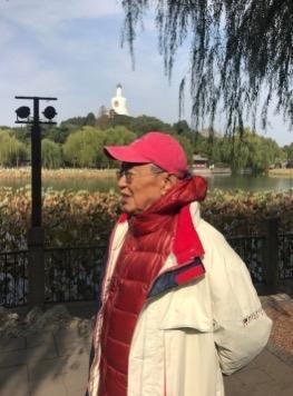 　▲2017年李泽厚在北京北海公园，这是他最后一次回国（马群林供图）