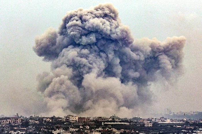△当地时间1月2日，巴以冲突持续，加沙地带城市汗尤尼斯遭以军轰炸，浓烟滚滚。