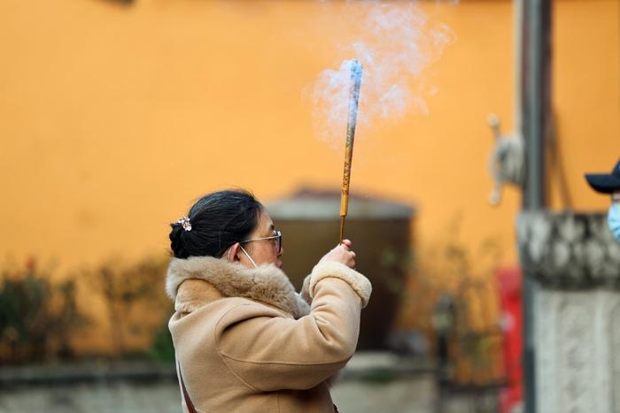 2024年2月10日，江苏南通，不少香客走进南通天宁寺祈福，希望新的一年风调雨顺、国泰民安。