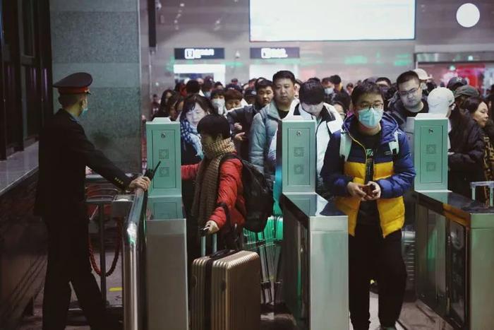 ▲2月9日晚，乘客检票进站，坐上返回家乡的火车。新京报记者 尹亚飞 摄