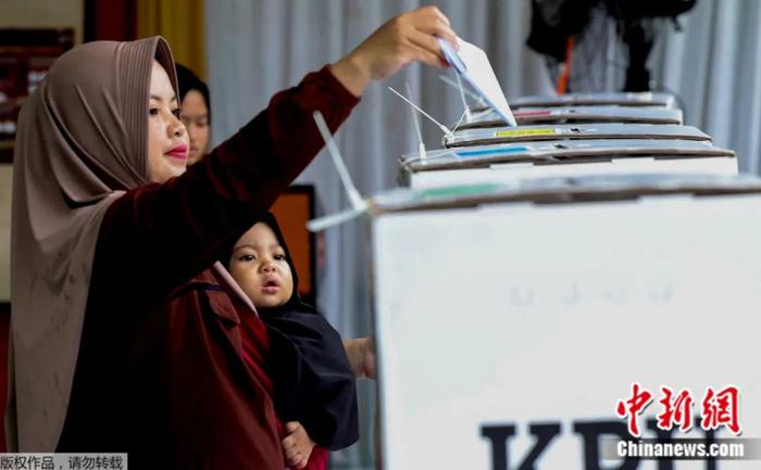  2024年2月14日，印度尼西亚西爪哇省，印尼举行总统选举投票，一名妇女在一处投票站投票。