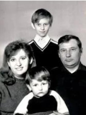  纳瓦利内和父母及弟弟奥列格