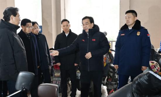 南京雨花台火灾事故发生后，省委书记、市委书记、市长外出暗访