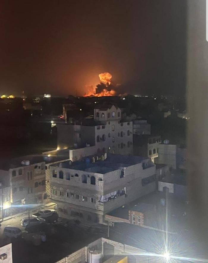 ▲2024年1月12日，美国和英国战机空袭也门首都萨那后的爆炸画面。图/新华社