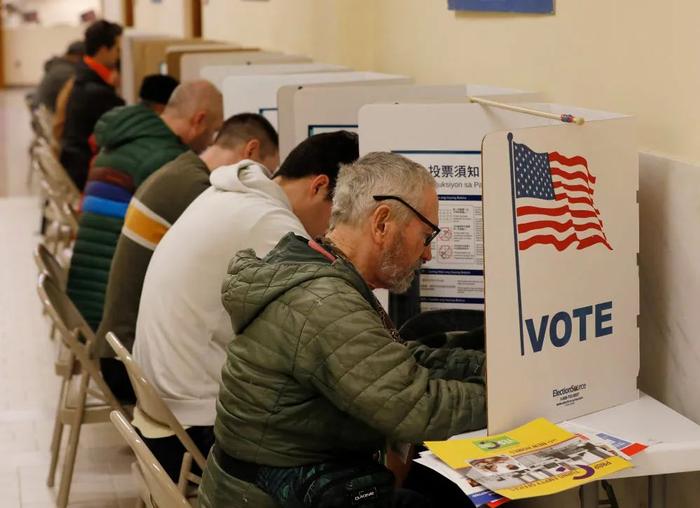 3月5日，选民在美国旧金山一个投票站内投票。新华社发（李建国摄）