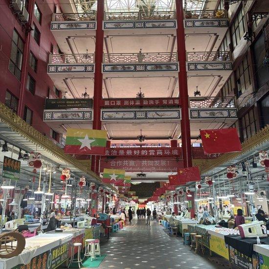 2月末，午后的瑞丽多宝城，大多数中缅商人正在卖翡翠。 图/南方周末记者顾月冰