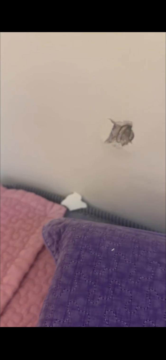 美莲的卧室中，墙皮因地震剥落，掉在床单上。受访者供图