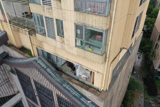 高楼门窗被刮，三人坠楼遇难：强风何以夺命