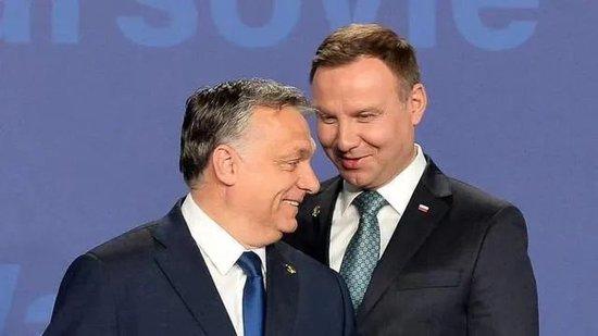  匈牙利总理欧尔班（左）与波兰总统安杰伊·杜达