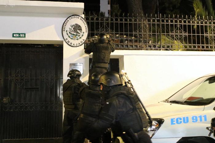 当地时间2024年4月5日，厄瓜多尔基多，厄瓜多尔警察特种部队进入墨西哥驻基多大使馆（图片来源：澎湃影像）