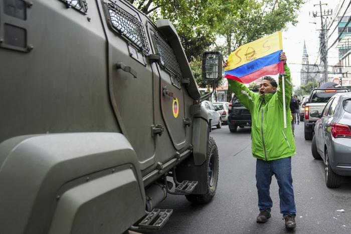 当地时间2024年4月6日，厄瓜多尔基多，抗议者在关押厄瓜多尔前副总统豪尔赫·格拉斯的当地检察官办公室的拘留中心外抗议（图片来源：澎湃影像）