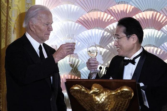 4月10日，美国总统拜登（左）在白宫东厅招待日本首相岸田文雄举行国宴。图源：视觉中国