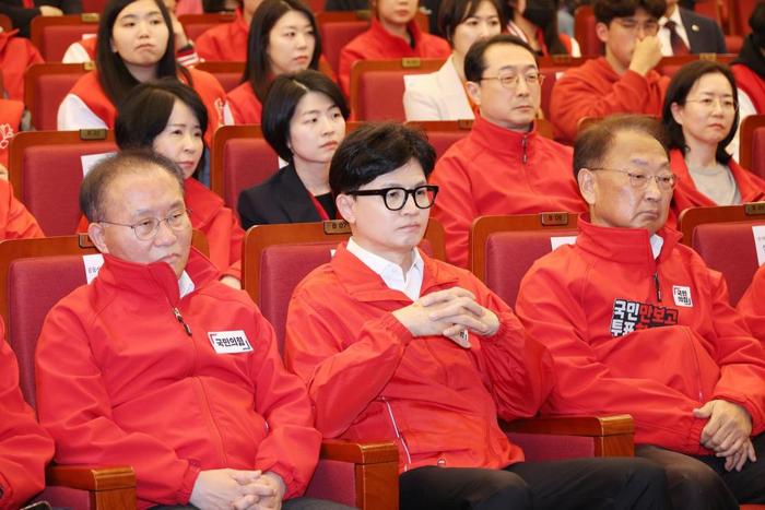 4月10日，在韩国首尔，国民力量党领导人韩东勋（前排中）观看出口民调。新华社/纽西斯通讯社
