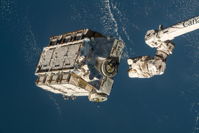 2021年3月，国际空间站在轨丢弃废旧电池及其托板 图源：NASA网站
