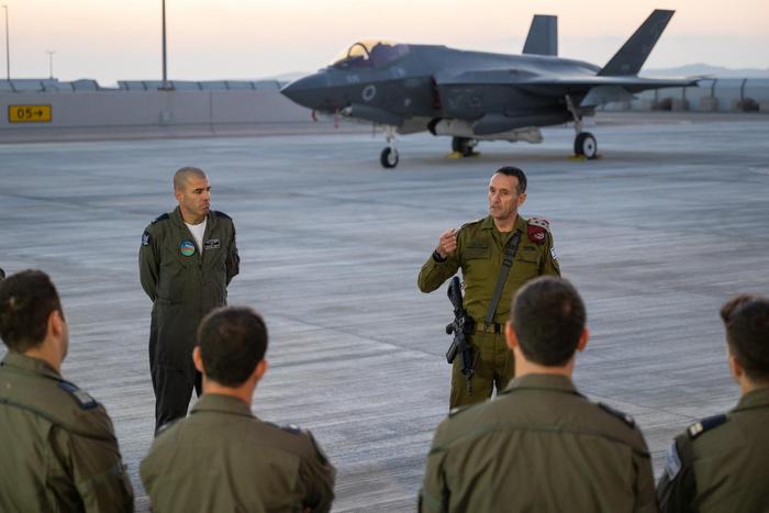 以色列国防军总参谋长哈莱维在内瓦提姆空军基地发表讲话 图源：以色列国防军
