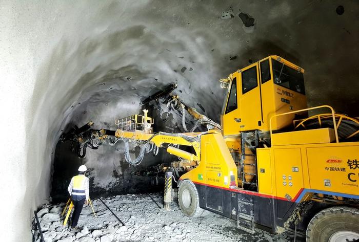 资料图片：中国铁建三臂凿岩台车在沙特阿拉伯新未来城隧道支洞项目进行作业。（新华社）