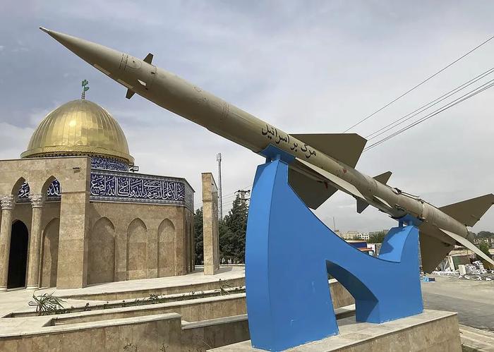  4月21日，伊朗德黑兰，一枚导弹上刻着波斯语标语“以色列去死”。图/视觉中国
