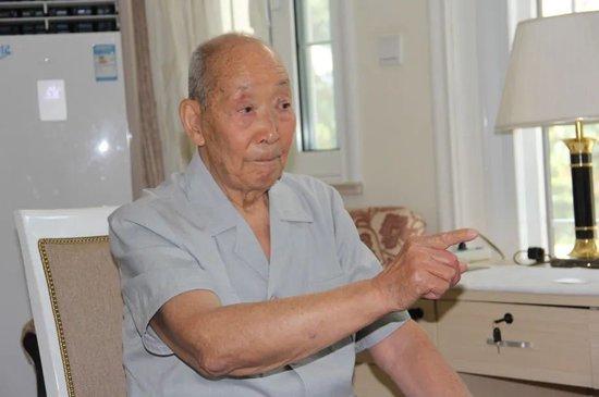  周振兴老人2018年接受采访。图源：菏泽日报