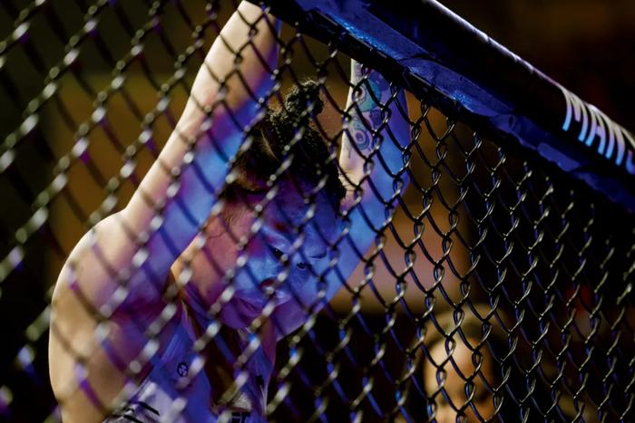 4月13日，美国拉斯维加斯2024“UFC300”女子草量级冠军战，张伟丽战胜闫晓楠卫冕金腰带。图/视觉中国