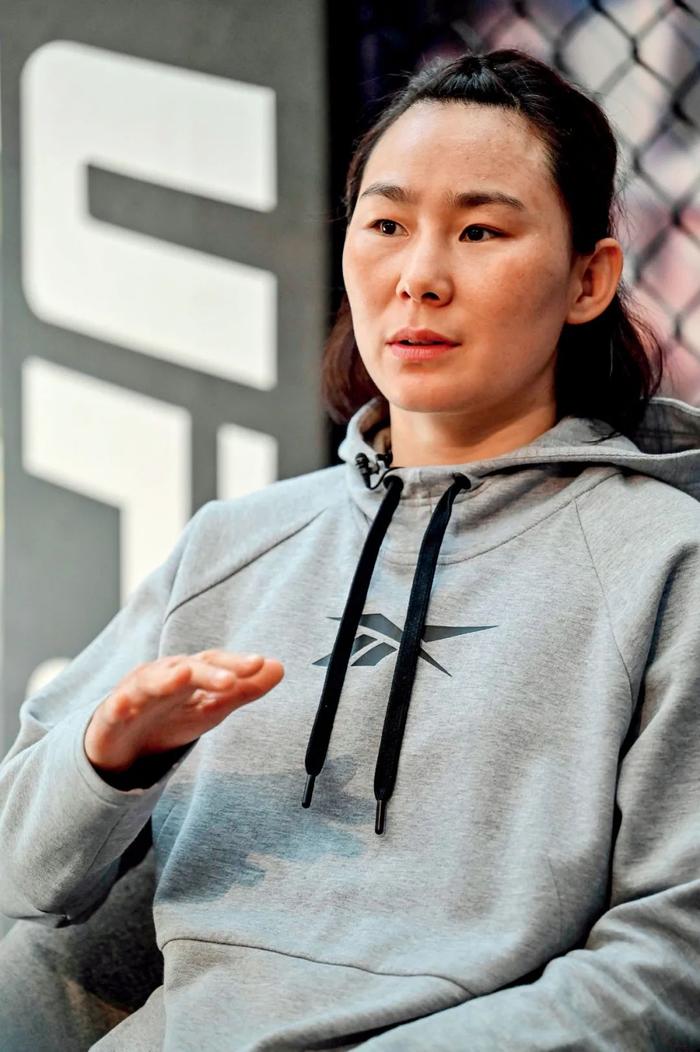 2021年3月10日，MMA选手闫晓楠在训练间隙接受采访。图/视觉中国