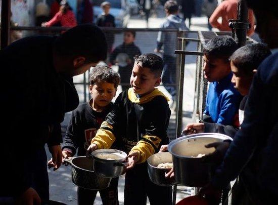 △当地时间3月5日，加沙地带等待援助食物的儿童。