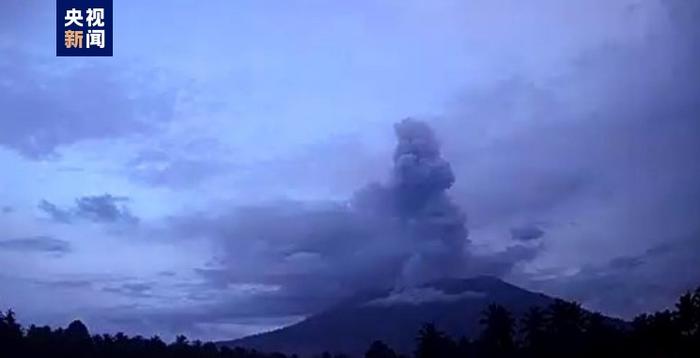 印尼伊布火山发生多次喷发 火山灰柱最高达五千米