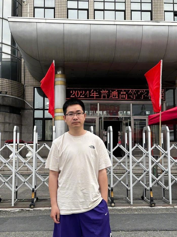 　35岁的清华毕业生李龙再次参加高考。上游新闻记者 张莹 摄
