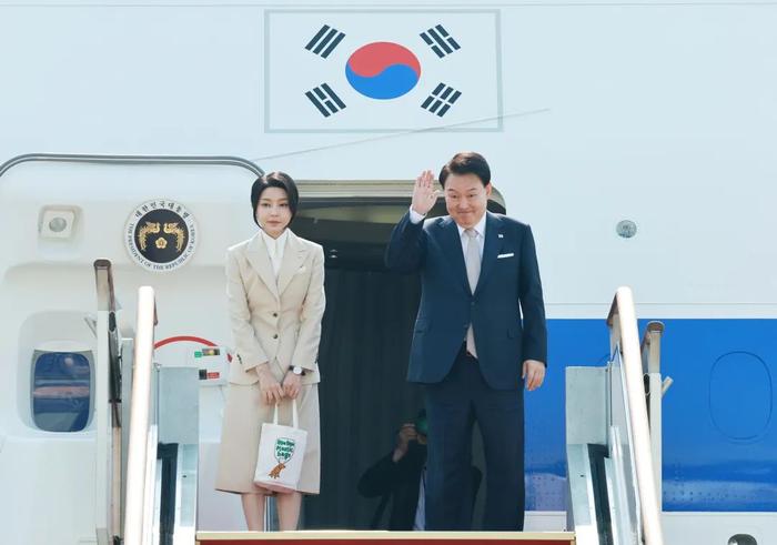 “迪奥门”之后，韩国总统夫人拎上了帆布包