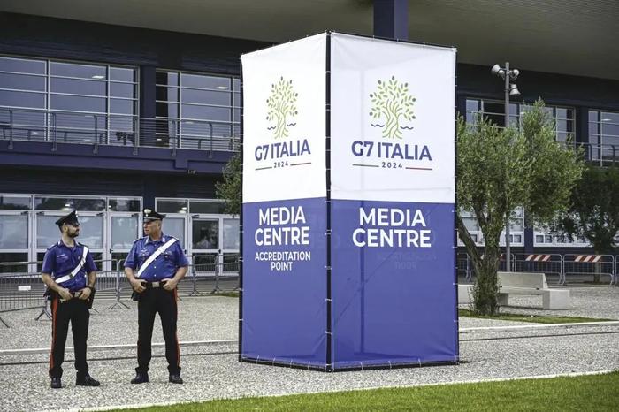 13日至15日，G7峰会将在意大利普利亚大区举行。图为当地时间11日，在G7峰会媒体中心外警戒的意大利警察。图源：外媒