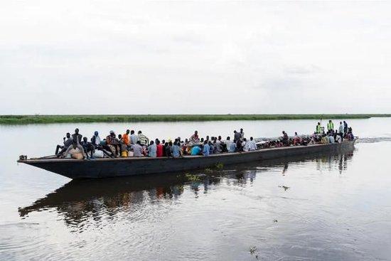 苏丹难民和南苏丹难民在伦克港乘坐驳船。© UNHCR/Ala Kheir