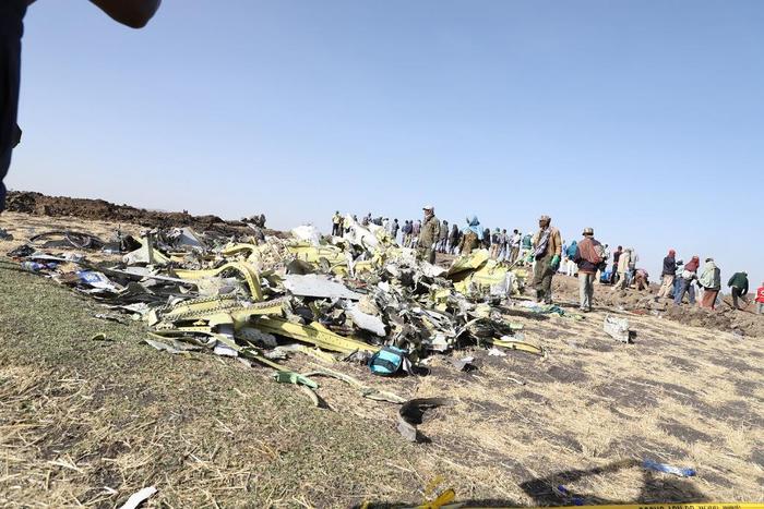 ▲2019年3月11日，在埃塞俄比亚首都亚的斯亚贝巴附近，人们聚集在坠机现场。图/新华社